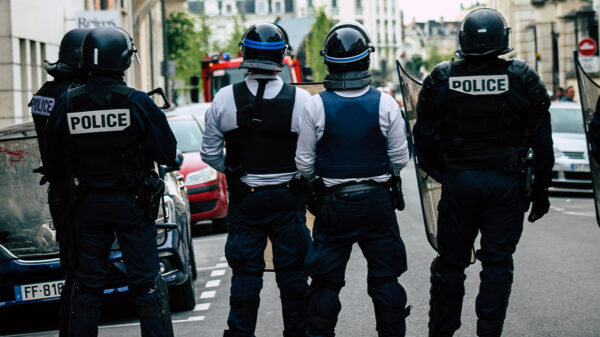 Amsterdam-Noord by night: Man gaat full flipmode, steekt agenten en sloopt z’n huis