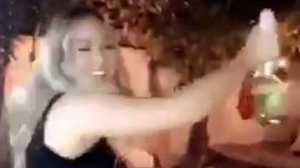 Blondje is iets té uitbundig bij het zwembad