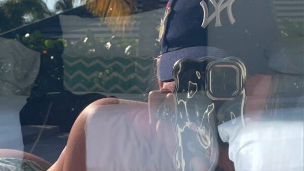 Oeps: Maan deelt "per ongeluk" vakantiefoto waarop iets te veel te zien is