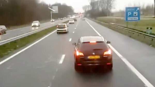 Verkeerstokkie vertikt het om vrachtwagenchauffeur in te laten voegen en trapt vol op de rem