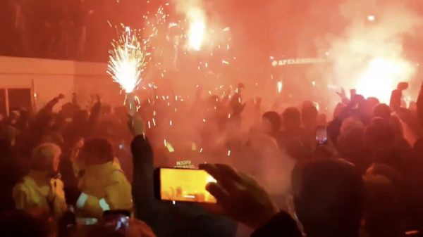 De spelersbus van Willem II krijgt een spectaculair onthaal na de 0-2 zege op koploper Ajax