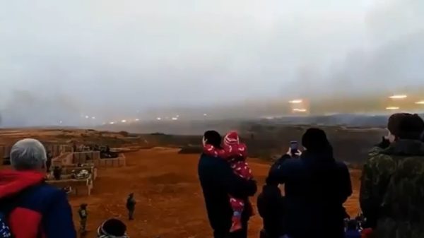 Waarom zou je met het gezin naar een vuurwerkshow gaan als er ook artilleriegeschut is?