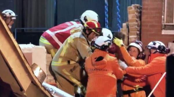 Helden halen 5-jarige jongetje levend onder puin vandaan na explosie in grillroom Coevorden