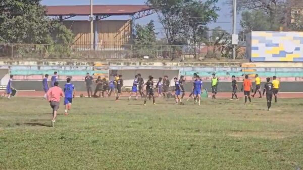 Bizar gevecht breekt uit tijdens een sportief potje voetbal in het weekend!
