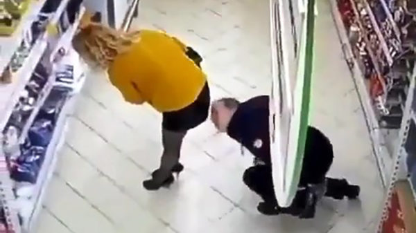 Betrapt: ook in de buurtsuper ziet de gluurbuur zijn kans schoon