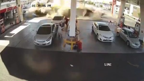 Grote explosie als ondergrondse brandstoftank bij een benzinestation in Saoedi-Arabië ontploft