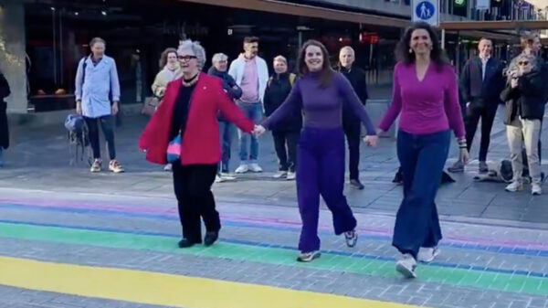 Hoera! Rotterdam heeft dankzij D66 nu ook ein-de-lijk een regenboogzebrapad