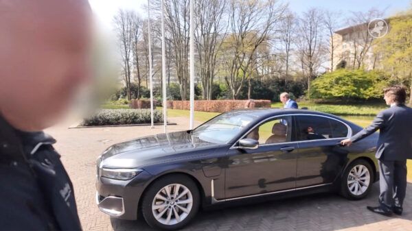 Faber heeft geen zin in vragen van irritante journalisten, beveiliger houdt iedereen tegen