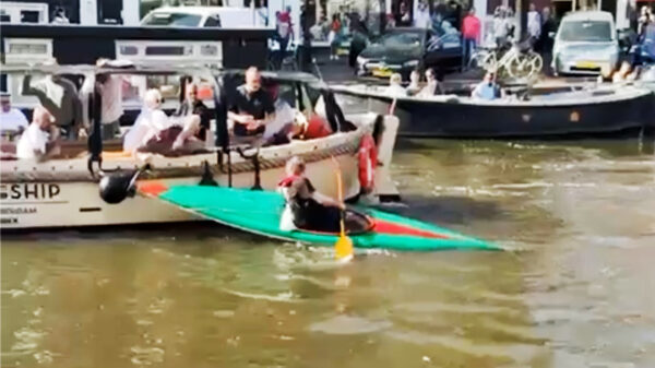 Gezellig dagje op het water escaleert op deze Amsterdamse gracht bijna uit de klauwen