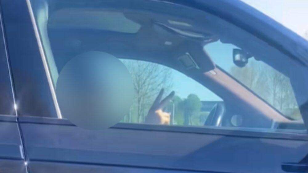 Meid krijgt bijna een appelflauwte als ze beseft dat ze Ali B voor zich heeft: "Dacht dat je vastzat!"