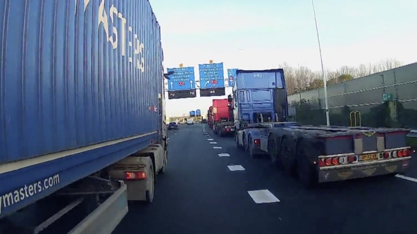 Vrachtwagen neemt wraak na 'asociale' invoegactie van automobilist
