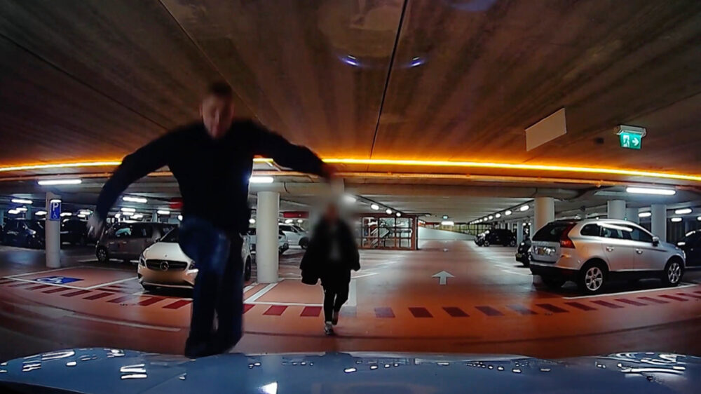 Gefrustreerde testosteronkneusjes slopen dure Porsche in een parkeergarage in Breda