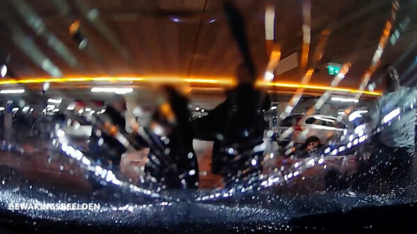Gefrustreerde testosteronkneusjes slopen dure Porsche in een parkeergarage in Breda