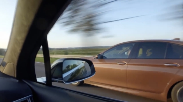Bizarre race tussen een Tesla Model X en een BMW M5: place your bets and wait for it