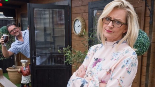 Als je kerel te vaak in de kroeg zit bouw je gewoon een pub in je achtertuin