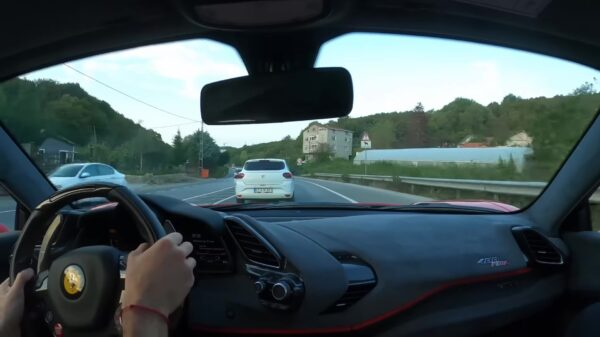 Turkse Ghostrider scheurt in z'n Ferrari 488 Pista als een malle door het verkeer in Turkije