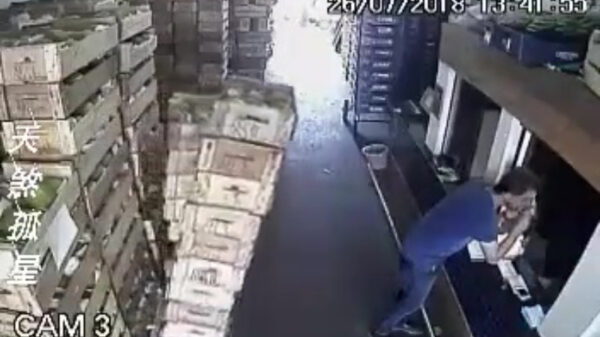 Egoïstische eikel krijgt een keiharde portie karma in zijn rug