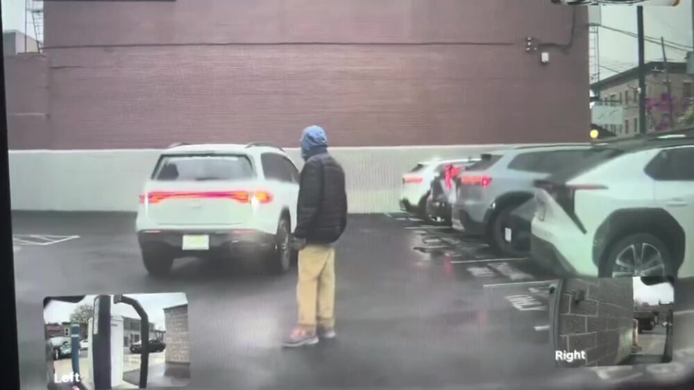 Gast probeert parkeerplek te claimen en krijgt rechtvaardige pets op z’n porem