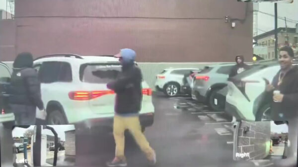 Gast probeert parkeerplek te claimen en krijgt rechtvaardige pets op z’n porem