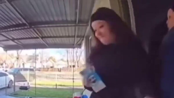 Moeder loopt op het verkeerde tijdstip binnen