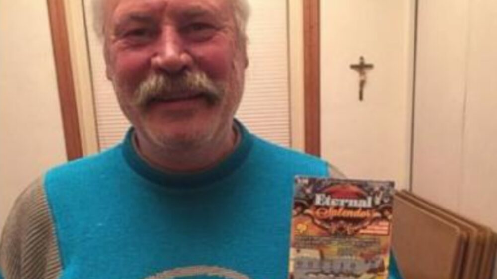 Dakloze man koopt kraslot en wint ultieme jackpot: "Oh mijn god, is dit echt?"