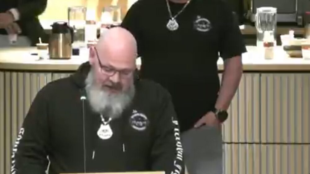 Vader wiens dochter slachtoffer werd van minderjarige vluchteling spreekt zich uit in emotioneel betoog