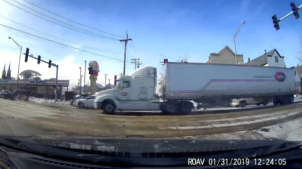 Iets te zwaar beladen vrachtwagen gaat lelijk door zijn rug