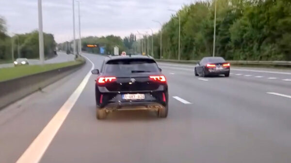 Knuppel in Volkswagen is niet gediend van groot licht en blijft stoïcijns op de linkerbaan plakken