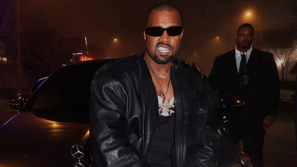 Kanye West doet incestueuze onthulling en deelt vreemde beelden: "Deed dit bij mijn neefje"