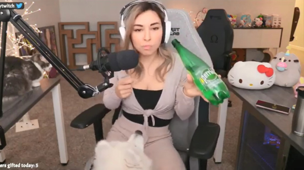 Twitchbabe Alinity Divine kan het soms iets té goed vinden met haar speurhond