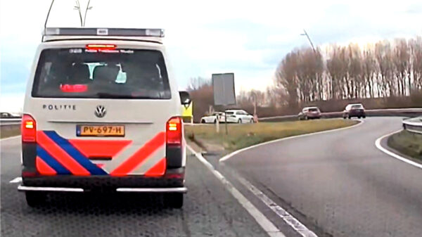 Bink in Audi RS7 negeert stopteken en gaat er vandoor via de afslag zodat de politie hém moet volgen