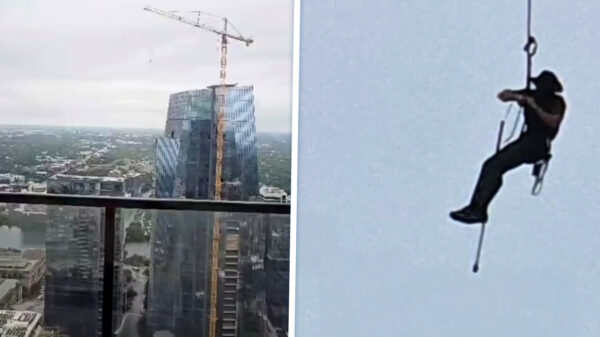 Man slingert als menselijke wrecking ball aan een bouwkraan in Austin​, Texas