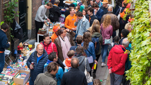 Triest: Moeder claimt met tape alvast plekje voor Koningsdag en krijgt €170,- boete
