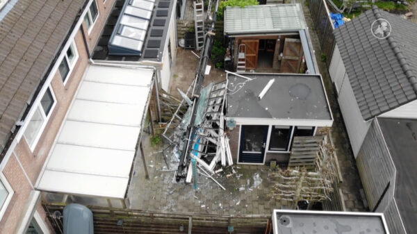 Vrachtwagen met gigantische kraan gekanteld in Avenhorn, werknemers rennen voor hun leven