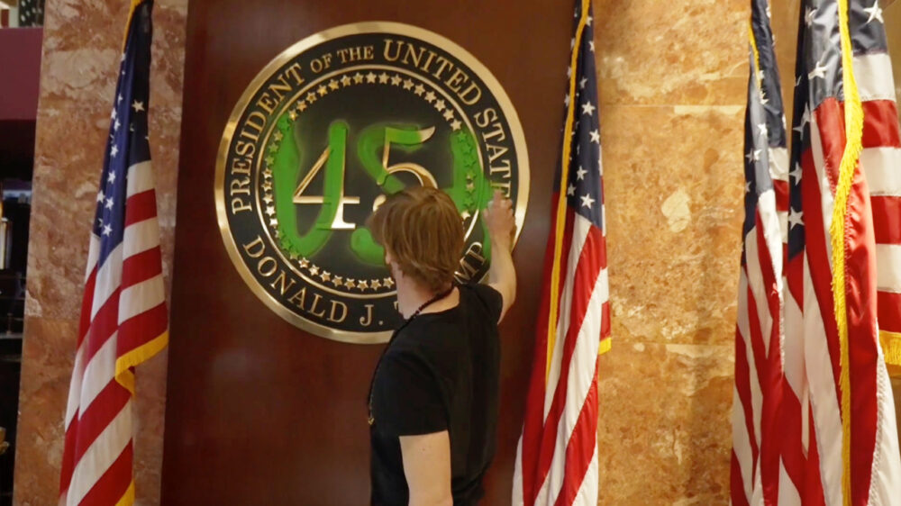 Tim Hofman-lookalike vandaliseert Trump Tower en schreeuwt protestkreet tijdens arrestatie