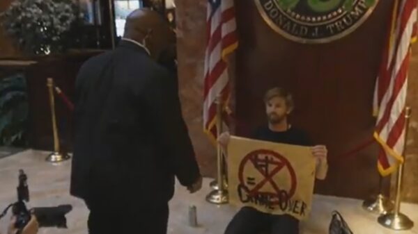 Tim Hofman-lookalike vandaliseert Trump Tower en schreeuwt protestkreet tijdens arrestatie