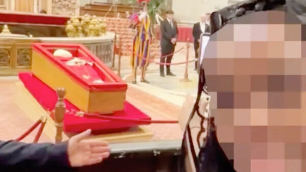 Mensen massaal naar de Sint-Pietersbasiliek om een laatste selfie met de paus te maken