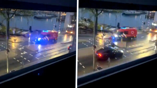 Brandweerwagen met loeiende sirene's tegengehouden door malloot in Amsterdam