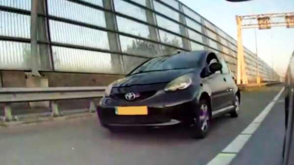 Aygo-prutser met klein pielemuisje heeft meteen spijt van z'n idiote inhaalactie via vluchtstrook