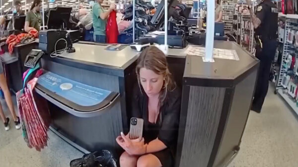 Koopjesjager wil heel graag nieuwe kleren scoren maar ALLÉÉN als ze korting krijgt