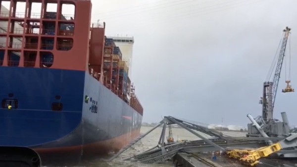Containerschip slaat op hol en ramt havenkraan bij DP World in Antwerpen