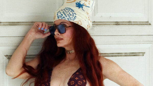Phoebe Price (51) promoot zonder schaamte en in bikini een zak koekjes