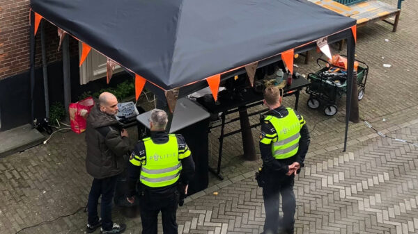 Strenge buurvrouw geeft plaatjesdraaier zonder vergunning geen schijn van kans: "Weg met deze hork"