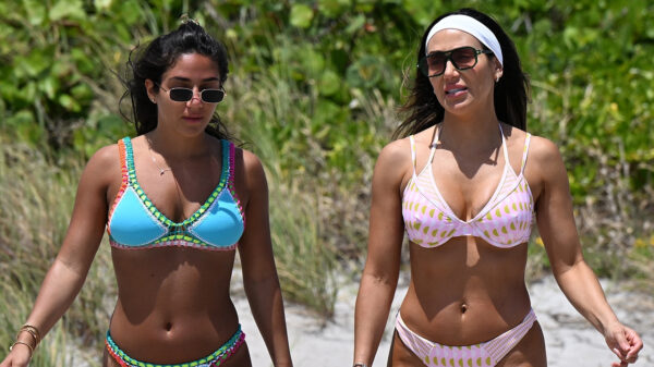 De 46-jarige Melissa Gorga laat zien dat het absoluut geen straf is om een hete strandwandeling te maken