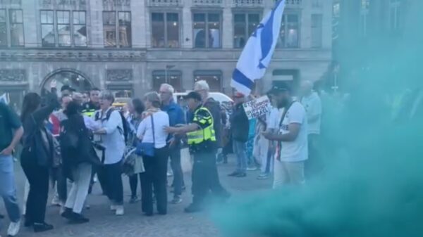 Protest tegen antisemitisme op de Dam verstoord door vermomde pro-Palestijnse demonstranten