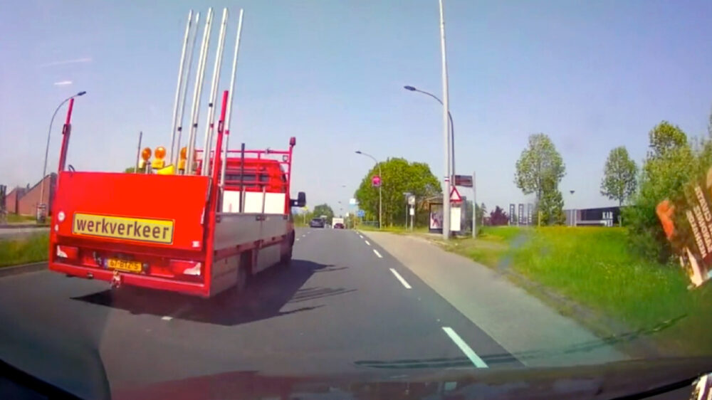 Verkeershufter veroorzaakt bijna klapper dankzij idiote inhaalactie in Barendrecht