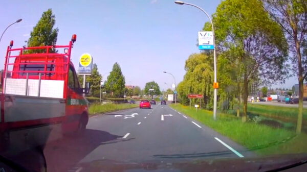 Verkeershufter veroorzaakt bijna klapper dankzij idiote inhaalactie in Barendrecht