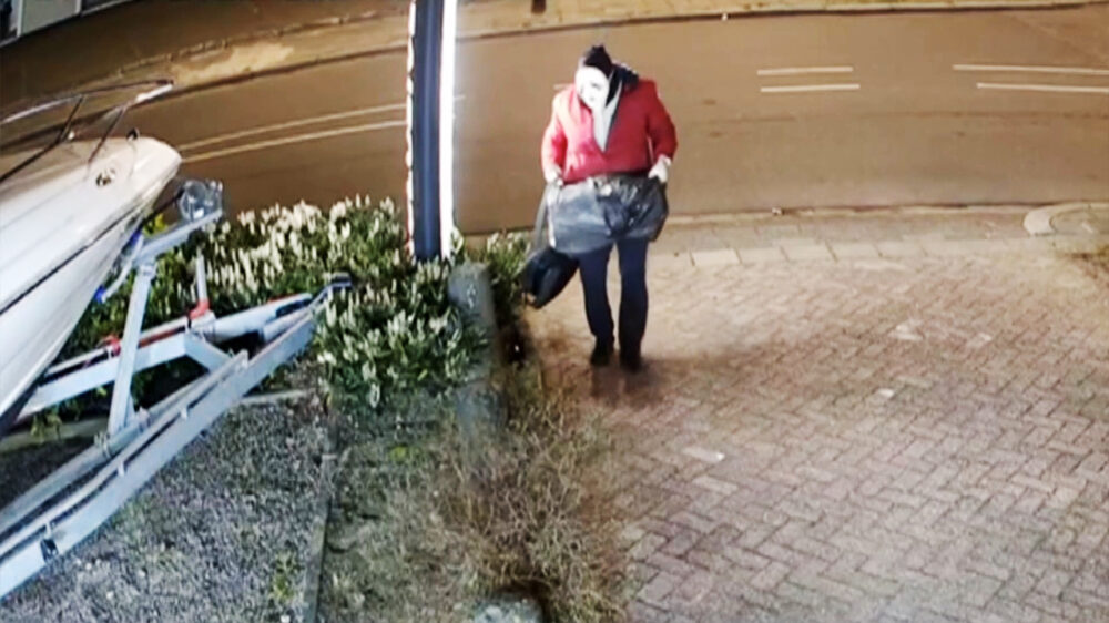 Gemaskerde man steekt meerdere boten in brand bij Auto Keijzers in Apeldoorn