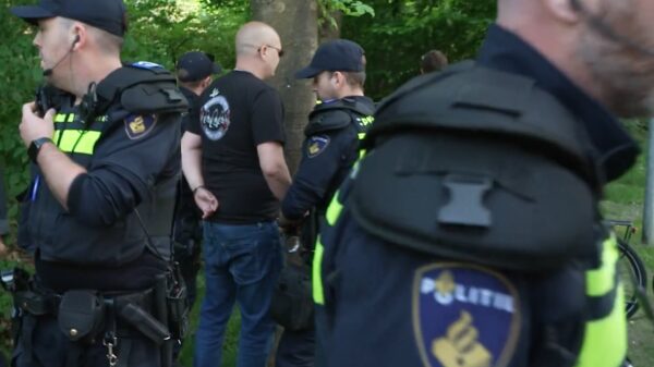 Demonstratie tegen asielzoekersopvang in Uden ontaardt in arrestatie en politieoptreden