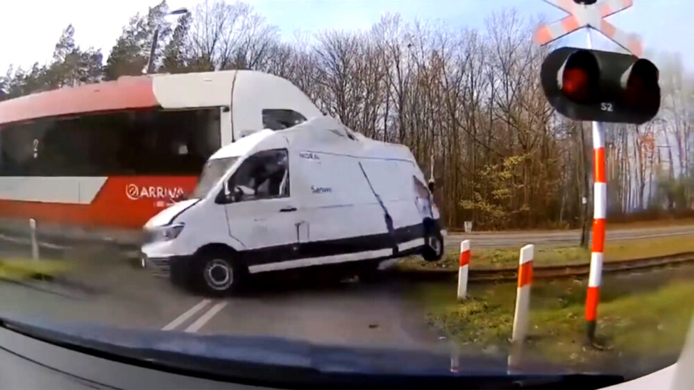 Busje ziet aanstormende trein over het hoofd en wordt snoeihard geramd